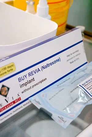 На металлическом столе лежит Налтрексон